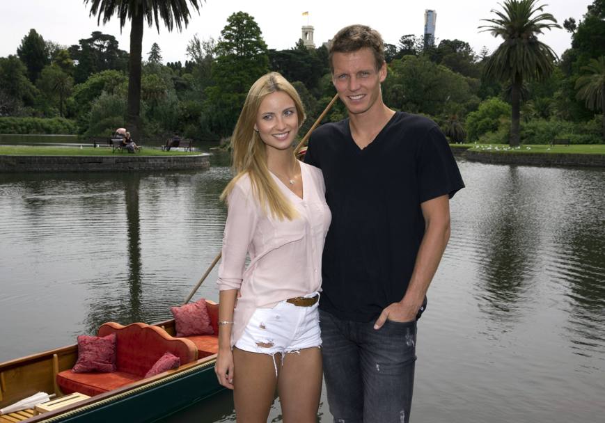 Ester con Tomas sullo sfondo del giardino botanico di Melbourne. La modella e il campione ceco hanno annunciato il loro fidanzamento ufficiale (Action Images)